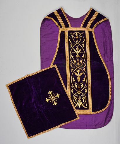  Chasuble et voile de calice, vers 1900, velours de soie violet, les orfrois brodés...