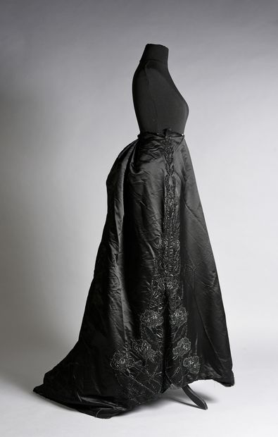 null Jupe d'une robe du soir brodée, attribuée à Worth, vers 1900, jupe asymétrique...