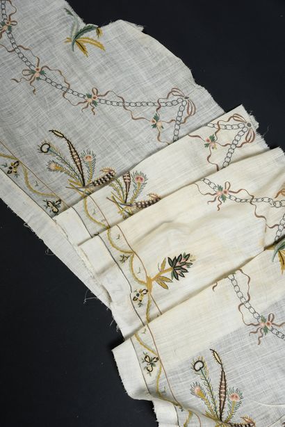  Eléments de deux jupes démontées en mousseline brodée, fin du XVIIIe siècle, volant...