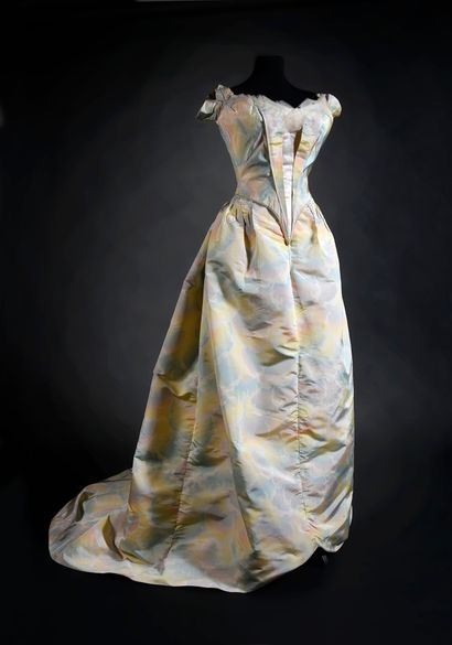  Robe de bal griffée Worth (no 67300), vers 1900, robe en faille de soie crème imprimé...