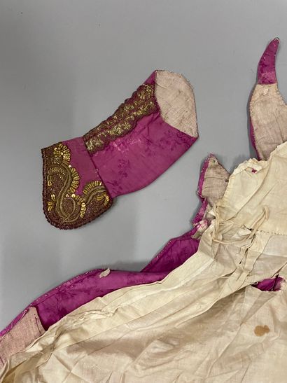  Robe d'enfant ou de statue, second tiers du XVIIIe siècle, soierie pourpre à décor...