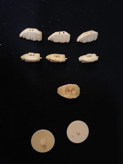  Réunion de neuf boutons en ivoire, fin du XIXe - début XXe siècle, ivoire sculpté...