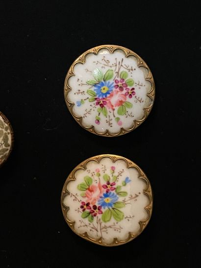 null A set of eight painted porcelain buttons, second half of the 19th century, one...