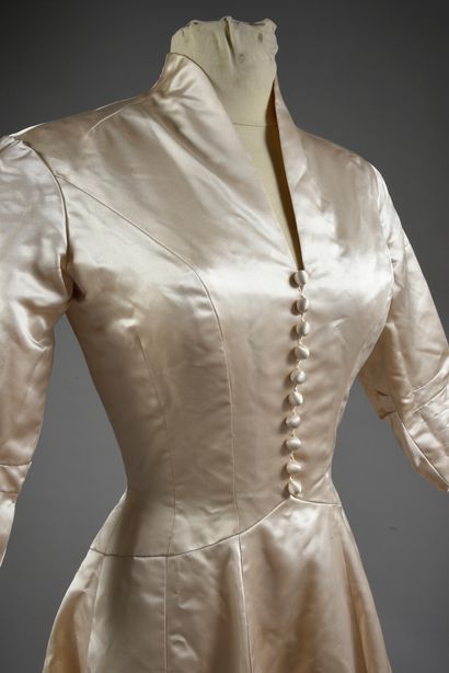  Robe de mariée griffée Pierre Balmain, Haute-couture, vers 1955, robe en satin de...