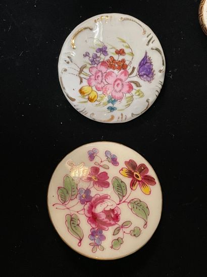 null Réunion de huit boutons en porcelaine peinte, seconde moitié du XIXe siècle,...