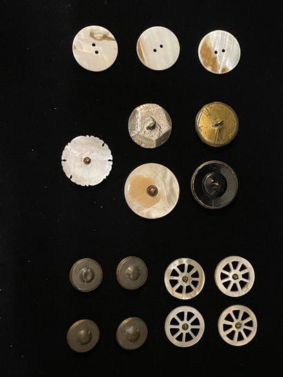  Réunion de seize boutons en nacre, fin du XIXe siècle, principalement six boutons...
