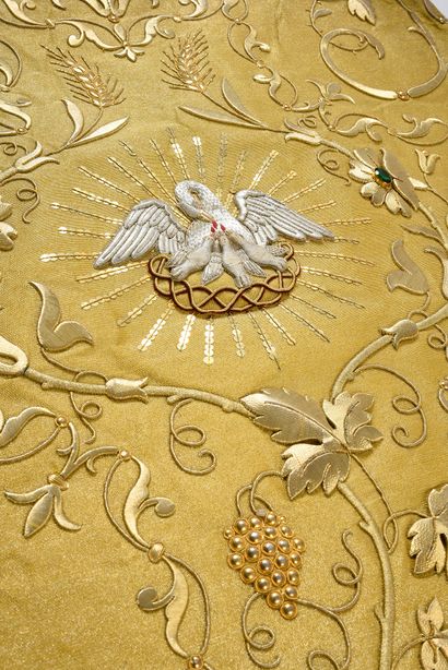 null 
Chasuble et étole, vers 1900, fond en drap d'or, les orfrois brodés en guipure...