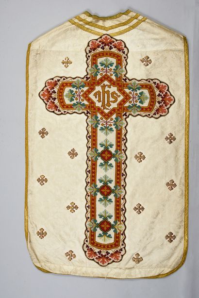 null Quatre chasubles, fin du XIXe-début du XXe siècle, fonds dans des soieries blanches; orfrois...