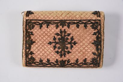  Embroidered pouch, Louis XV period, pink taffeta quilted and quilted in small squares...