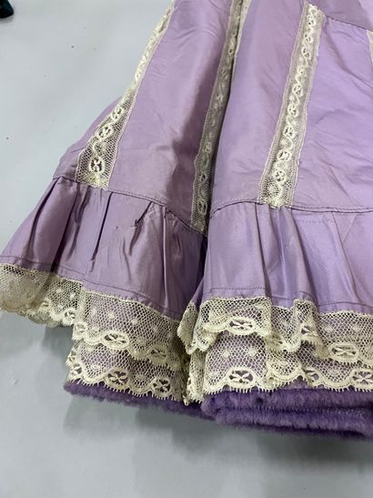 null Partie de la garde-robe d'une élégante, fin du XIXe siècle, sept jupons de soie...