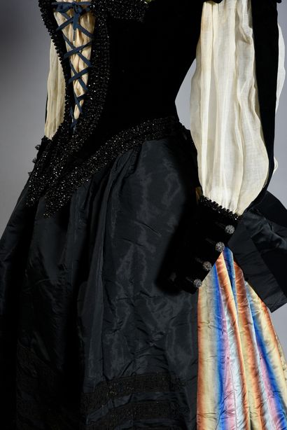  Robe du soir pour un bal travesti griffée Worth, vers 1880, ensemble inspiré des...