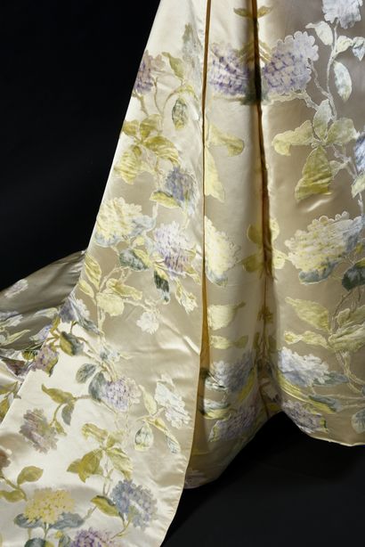  Robe de bal griffée Worth (no57262), vers 1900, superbe velours au sabre fond satin...