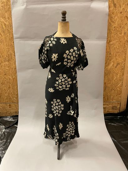  Deux robes, vers 1930, l'une à manches longues en crêpe de soie noir, la plus remarquable...