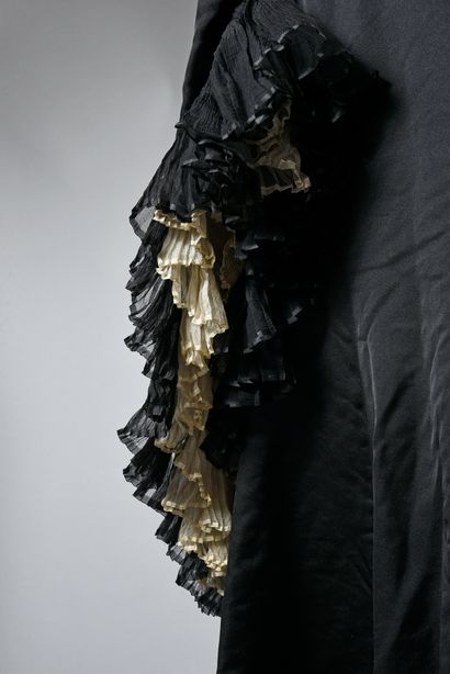  Elegant coat, circa 1890-1900, black silk satin long coat effect embroidered with...