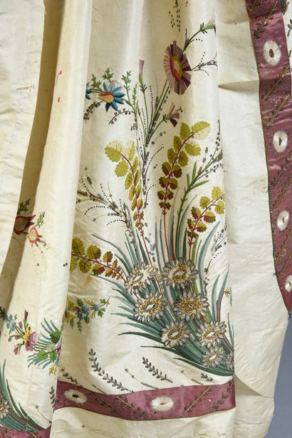  Parties d'une somptueuse robe de cour brodée, vers 1785, jupon démonté et partie...