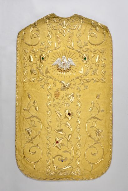 null 
Chasuble et étole, vers 1900, fond en drap d'or, les orfrois brodés en guipure...