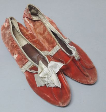 null Deux paires de souliers de dame, fin du XVIIIe siècle, chaussures à la turque...