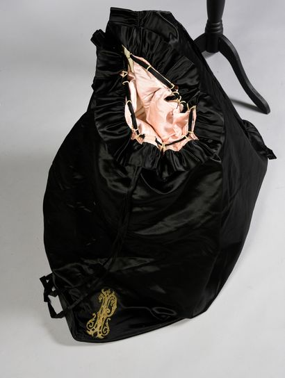  Importante housse, vers 1900, probablement pour contenir un jupon en forme; sac...