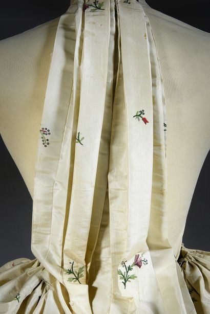 null Parties d'une somptueuse robe de cour brodée, vers 1785, jupon démonté et partie...