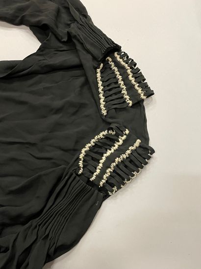 null Deux robes, vers 1930, l'une à manches longues en crêpe de soie noir, la plus...