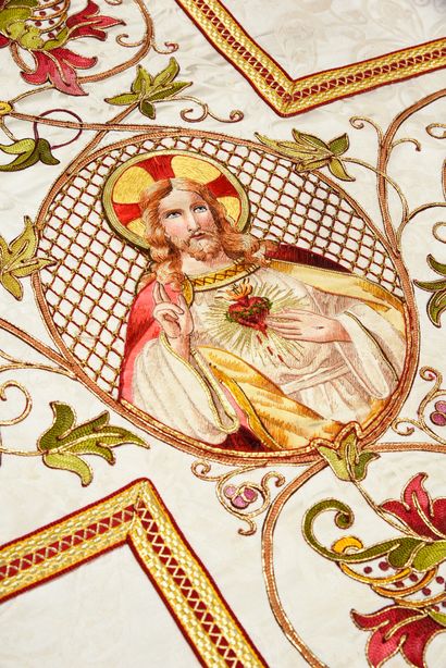  Chasuble au Sacré-Cœur, vers 1900-1910, damas gothique crème aux fleurons cruciformes,...