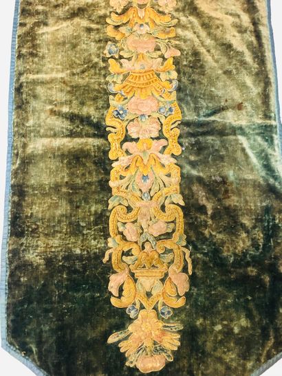 null Meeting of documents of embroideries and shaped XVIIIth-XIXth centuries mounted...