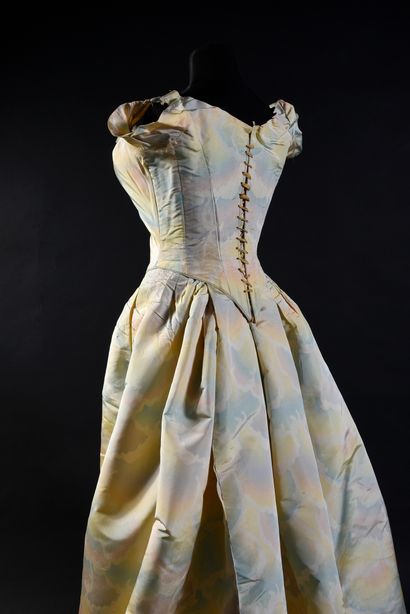  Robe de bal griffée Worth (no 67300), vers 1900, robe en faille de soie crème imprimé...