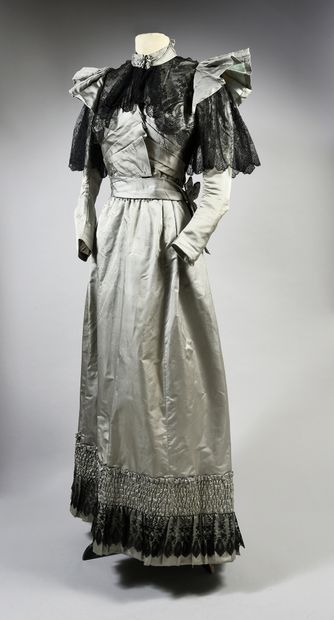  Robe de jour, vers 1890, robe en sergé de soie gris bleu corsage baleiné à basques,...