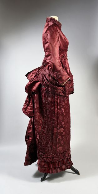 null Elégante robe du jour, vers 1885, robe en satin et damas lie-de-vin à dessin...