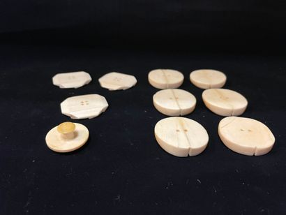 null Réunion de dix boutons en ivoire et os, principalement vers 1950, deux ensembles...