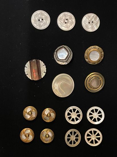 null Réunion de seize boutons en nacre, fin du XIXe siècle, principalement six boutons...