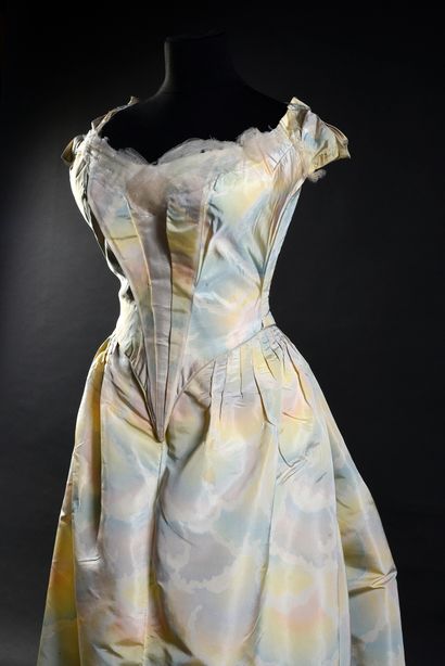 null Robe de bal griffée Worth (no 67300), vers 1900, robe en faille de soie crème...