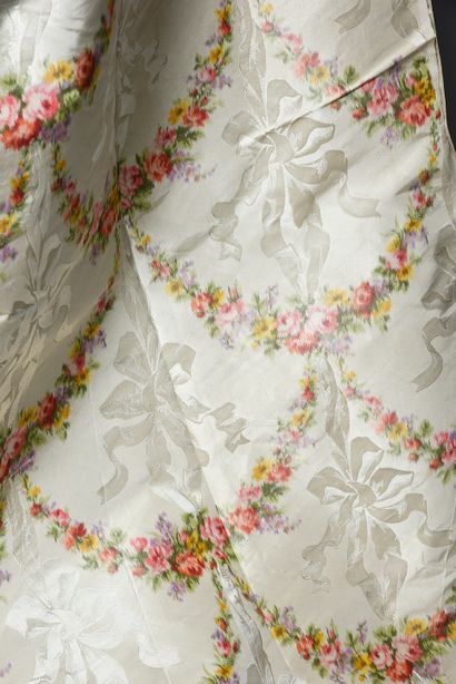  Parties d'une robe de bal, attribué à Worth, vers 1895, corsage baleiné, simple,...