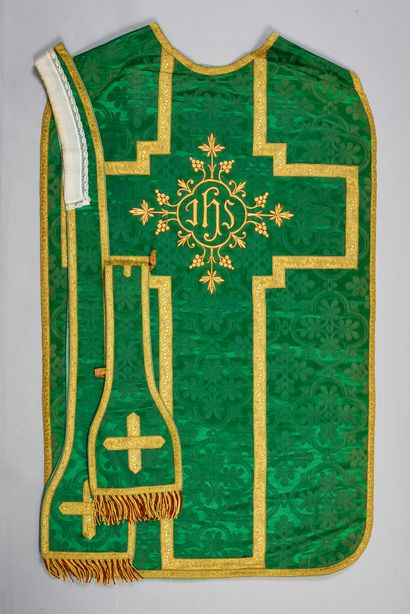  Chasuble, étole et manipule, début du XXe siècle, fond en damas vert à décor gothique...