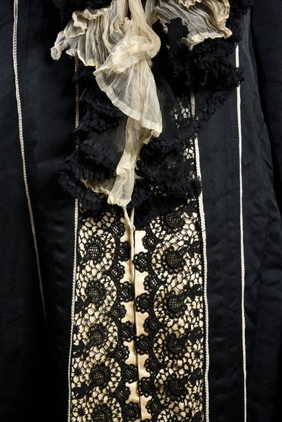 null Elegant coat, circa 1890-1900, black silk satin long coat effect embroidered...