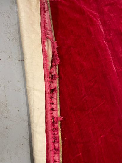  Deux paires de rideaux, style Empire, velours de soie jaspé rouge, bordure en brocart...