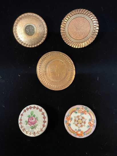 null Cinq boutons d'habit, fin du XVIIIe siècle, deux en porcelaine à décor floral...