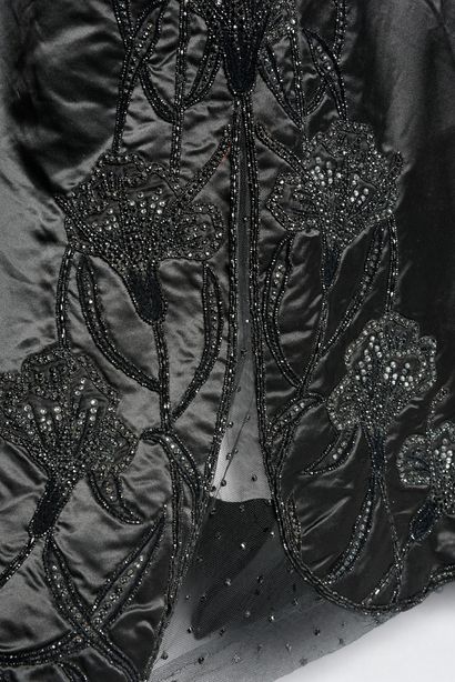 null Jupe d'une robe du soir brodée, attribuée à Worth, vers 1900, jupe asymétrique...