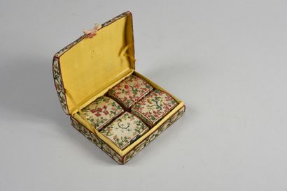  Boite de jeux de quadrille, second quart du XVIIIe siècle, boite à couvercle bombé...