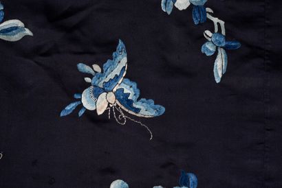  Robe de femme, Chine, fin du XIXe siècle, satin de soie bleu nuit brodé en camaïeu...