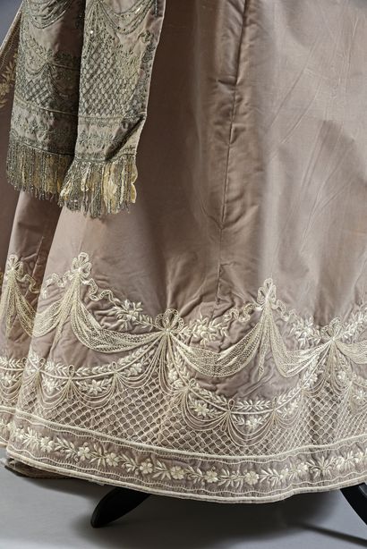  Parties d'une robe du soir, probablement Worth, fin du XIXe siècle, corsage baleiné...
