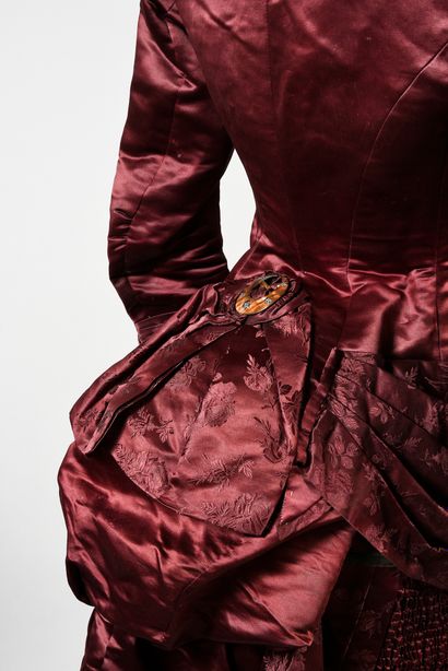 null Elégante robe du jour, vers 1885, robe en satin et damas lie-de-vin à dessin...