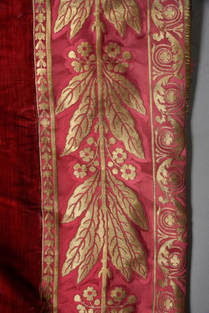  Deux paires de rideaux, style Empire, velours de soie jaspé rouge, bordure en brocart...