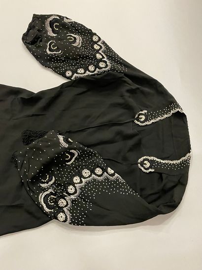  Robe vers 1930, robe en crêpe de soie noir brodé de fleurettes en perles blanches...