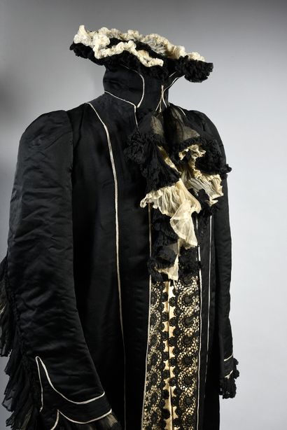  Elegant coat, circa 1890-1900, black silk satin long coat effect embroidered with...