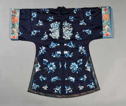 null Robe de femme, Chine, fin du XIXe siècle, satin de soie bleu nuit brodé en camaïeu...