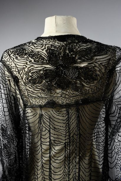 null Veste du soir, vers 1930, tulle de soie noir entièrement brodé en perles de...