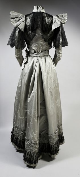 null Robe de jour, vers 1890, robe en sergé de soie gris bleu corsage baleiné à basques,...