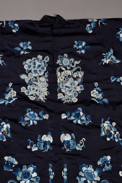  Robe de femme, Chine, fin du XIXe siècle, satin de soie bleu nuit brodé en camaïeu...