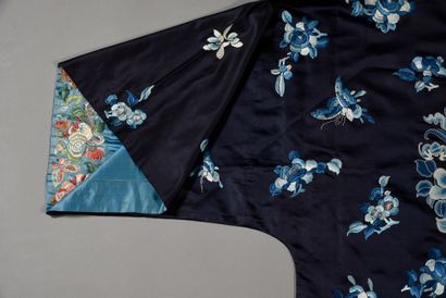 null Robe de femme, Chine, fin du XIXe siècle, satin de soie bleu nuit brodé en camaïeu...